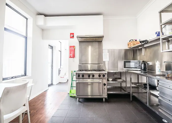 Hotel near College: Downtown Backpackers Hostel Perth - Note - Valid Passport Required For Check In