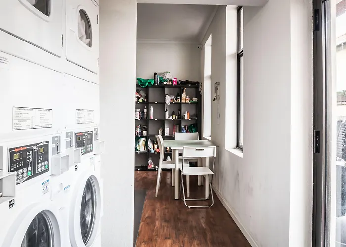 Hotel near College: Downtown Backpackers Hostel Perth - Note - Valid Passport Required For Check In