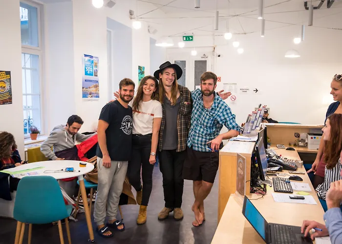 Hotel near College: Avenue Hostel