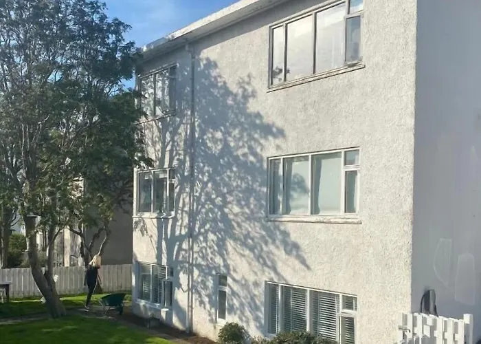 Hotel near College: Embassy Villa