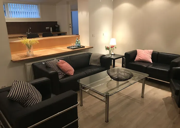 Hotel near College: Theater Row Apartments