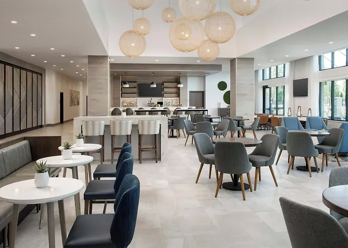 Hotel with pool: Element Seattle Sea-Tac Airport