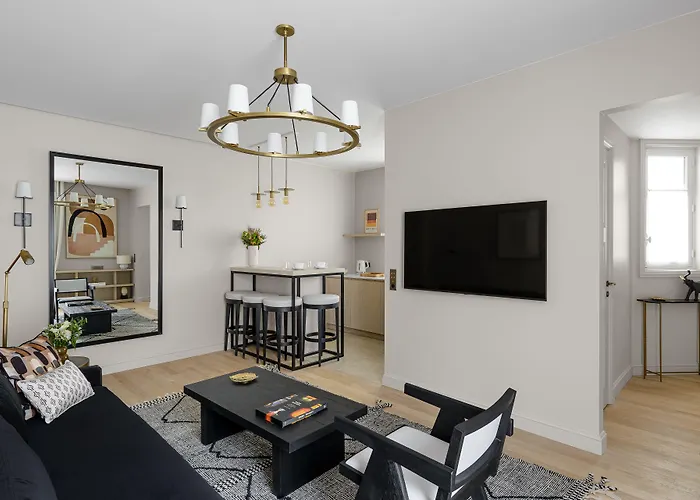 Hotel with pool: Black Door