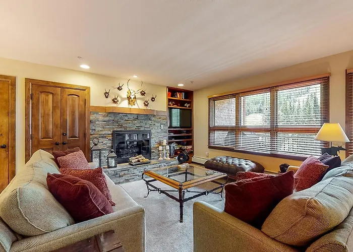 Lion Square Lodge South 550