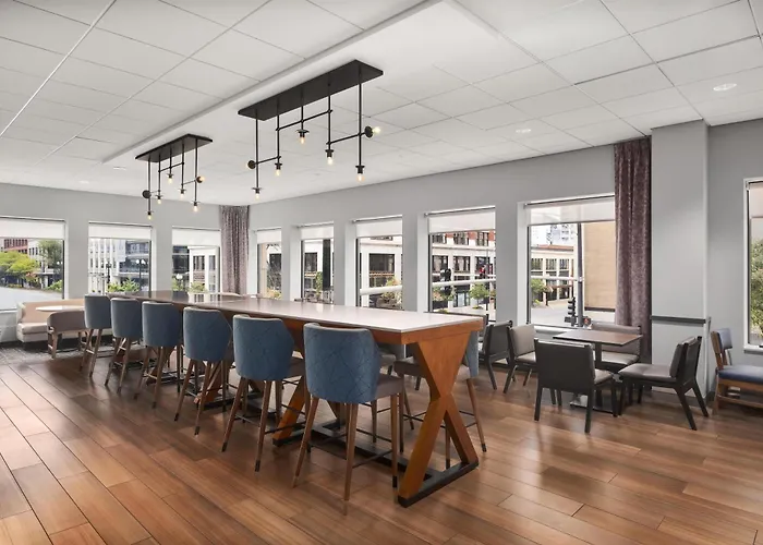 Hampton Inn & Suites -Downtown