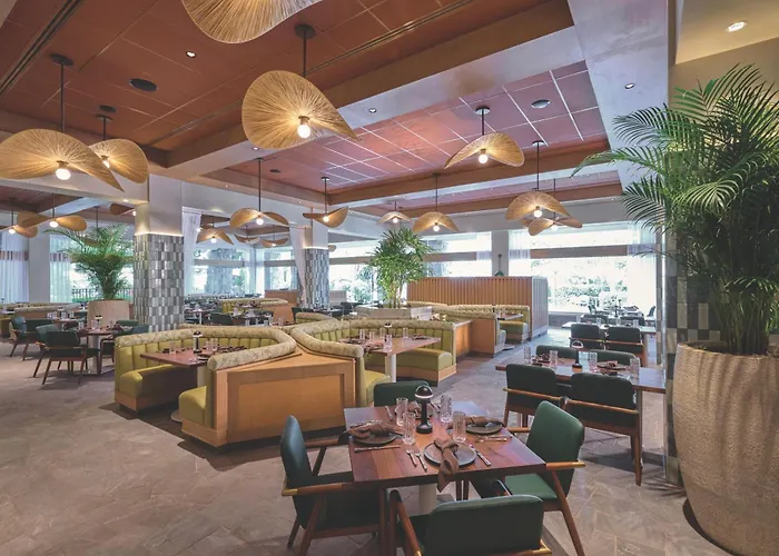 Luxury hotel only: Universal'S Loews Royal Pacific Resort