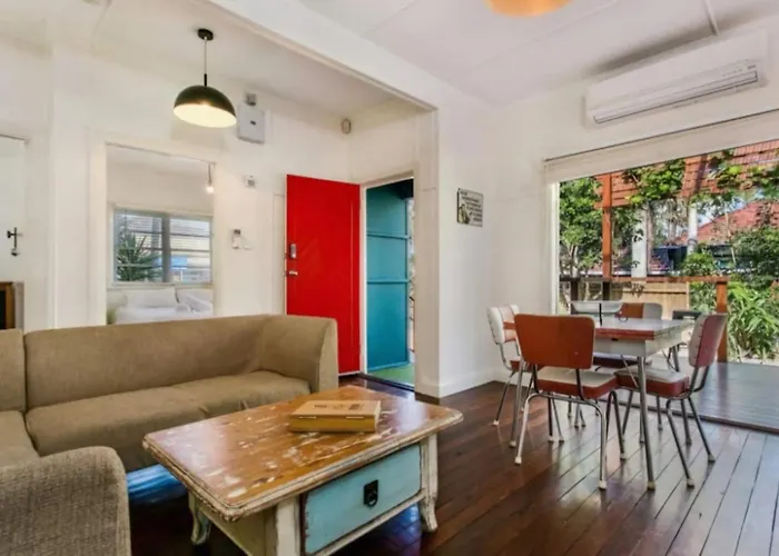 Pet Friendly hotel: Frankies Beach House - 1 A Carlyle Lane