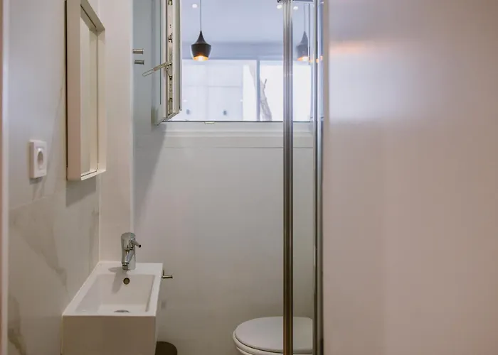 Albergue: The Lx Hill