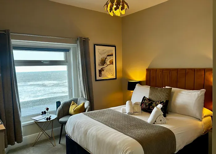 4 star hotel: Hotel No5, Beachfront With Free Private Car Park