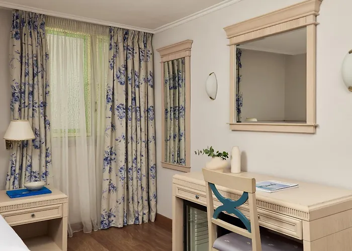 Hotel with pool: Titania Hotel