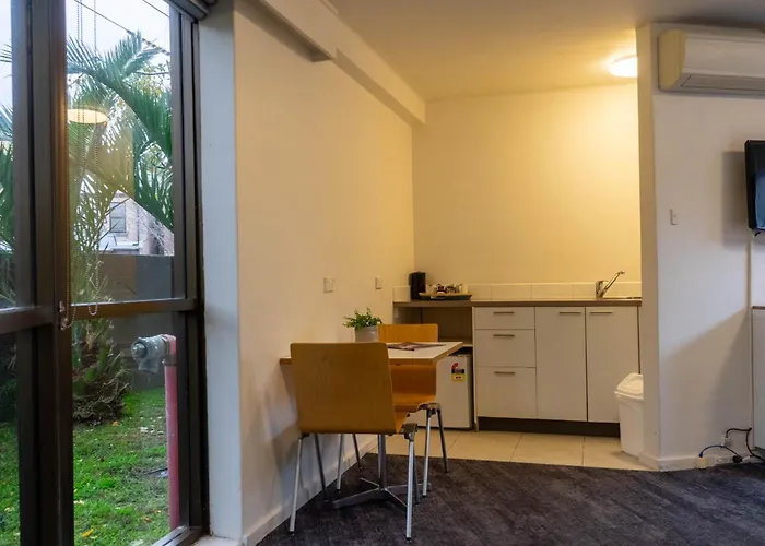 Cheap hotel: Cosmopolitan Hotel And Apartments