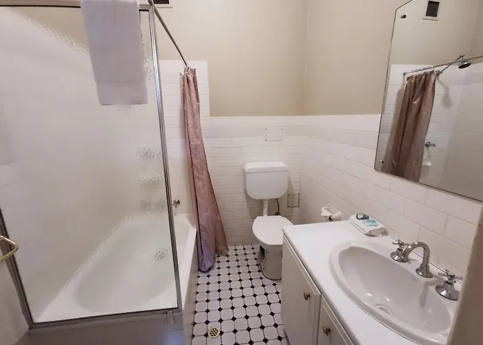 Cheap hotel: Adelaide Mansions Serviced Apartments
