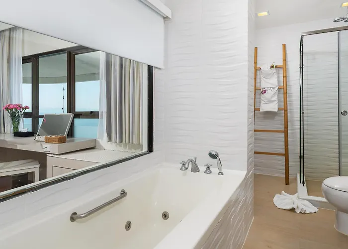 Jomtien Palm Beach &Resort - SHA Extra