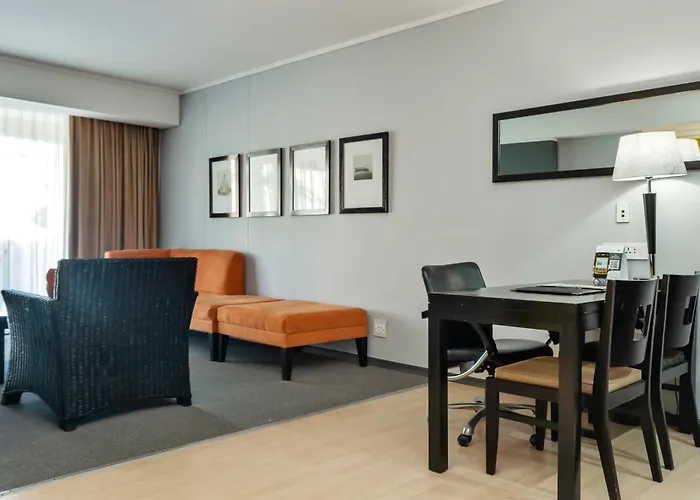 Island Club Hotel & Apartments