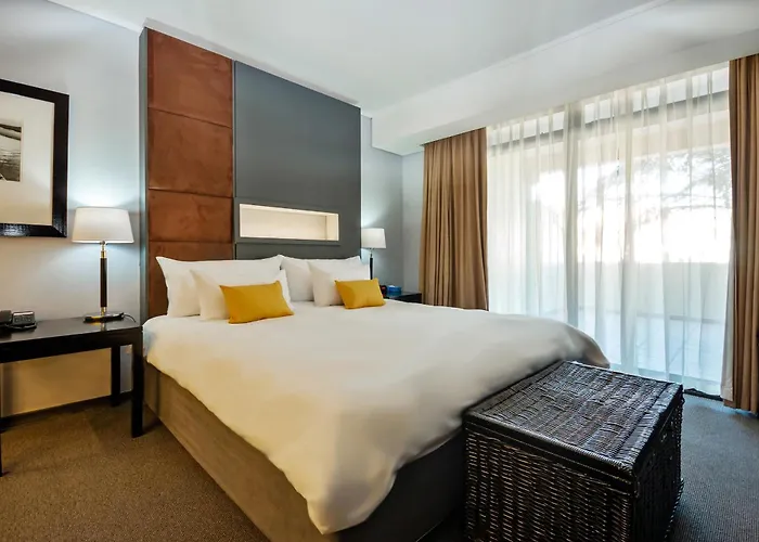 Island Club Hotel & Apartments