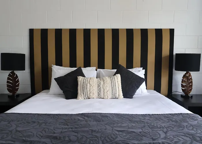 Motel: Colonial Palms Motor Inn