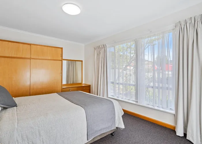 Hotels with tennis Riverfront Motel & Restaurant