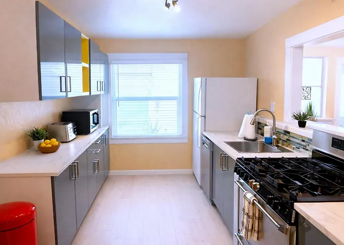 Apartamento: Casa San Diego - Spacious Getaway With Backyard, Firepit, Kid Zone