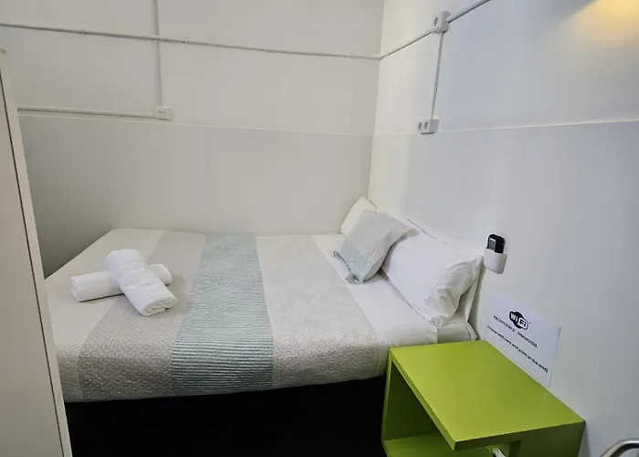  Central And Basic Universitat For Young Hostel
