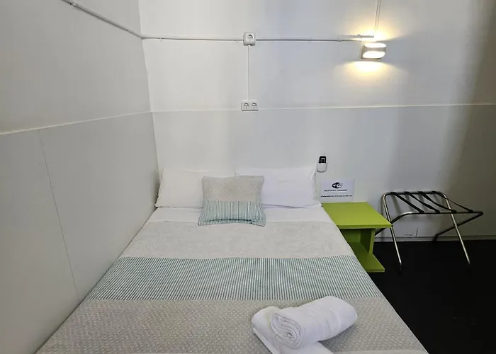  Central And Basic Universitat For Young Hostel