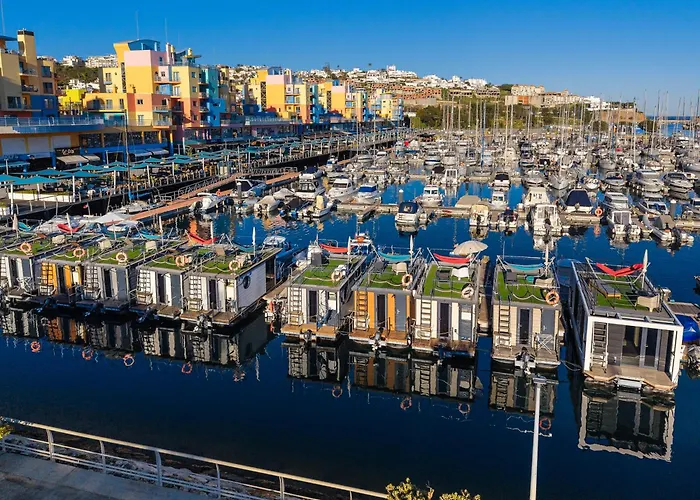 Hotel perto da faculdade: The Homeboat Company Albufeira
