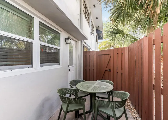 Bayview Apartments By Lowkl