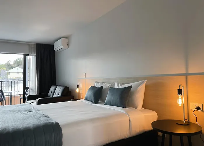 Clearbrook Motel & Serviced Apartments