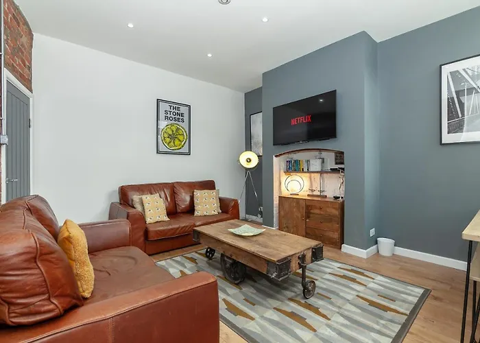 Private Villa: Park House - Large 3 Bedroom Victorian House, 10 Mins From Manchester