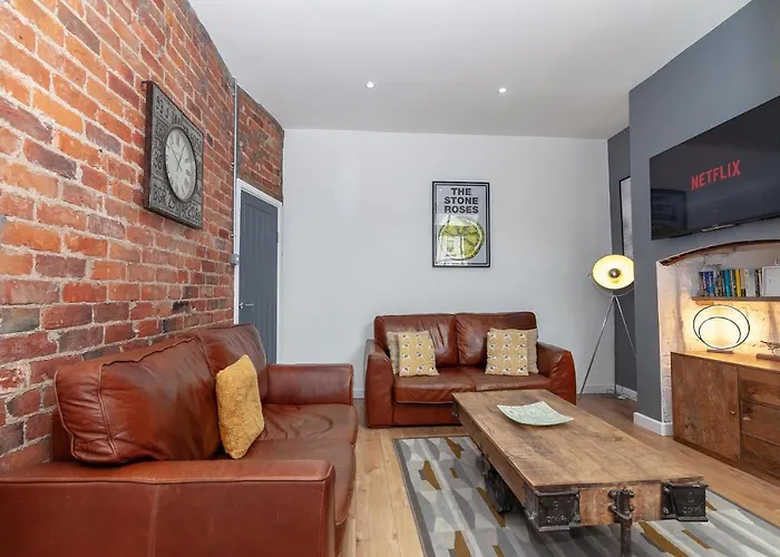 Private Villa: Park House - Large 3 Bedroom Victorian House, 10 Mins From Manchester