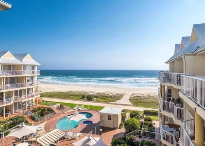 Airport Hotel: Crystal Beachfront Apartments