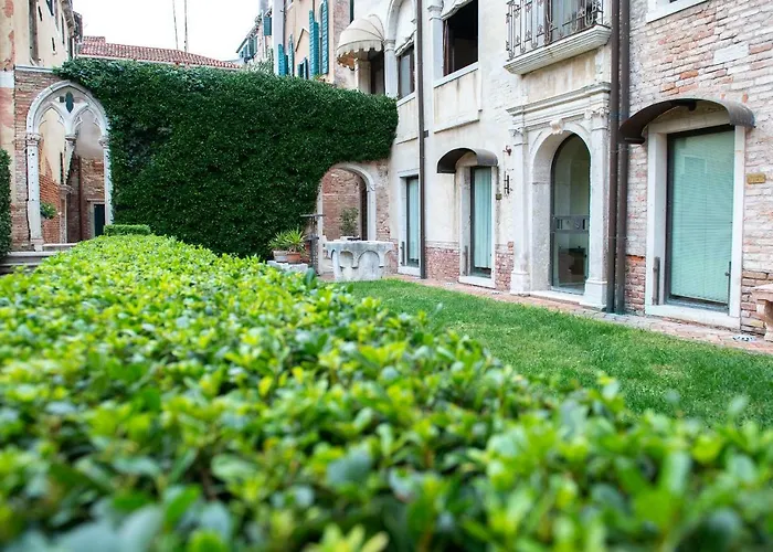 Palazzo Contarini Della Porta Di Ferro