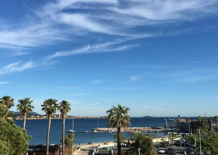 Bandol, vue panoramique sur la mer, la plage, le port